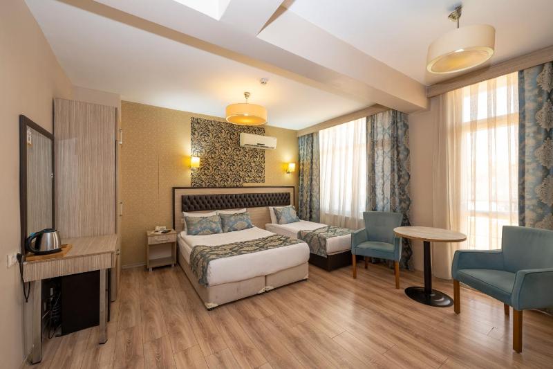 Deluxe Triple Room image 4
