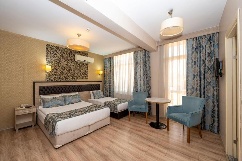 Deluxe Double Room image 3