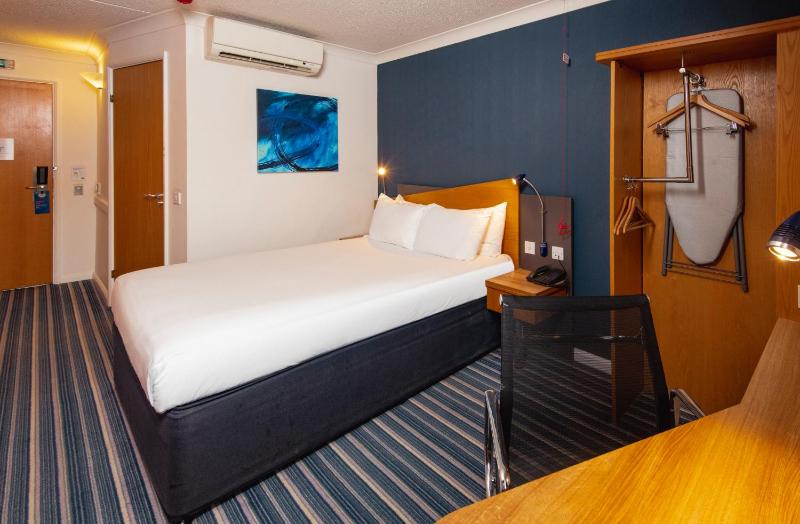 Double Room with Free Hot Breakfast - Accessible image 4