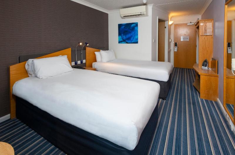 Standard Twin Room with Free Hot Breakfast image 3