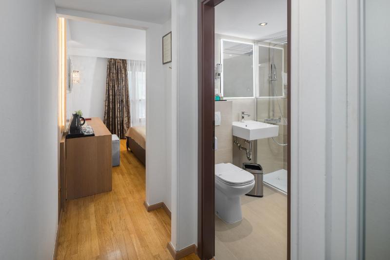 Double Room image 3