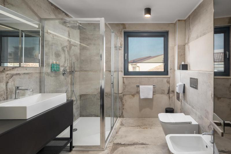 Superior Double Room with Balcony image 2