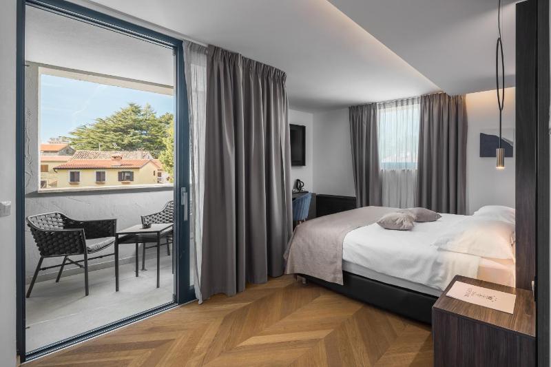 Superior Double Room with Balcony image 1