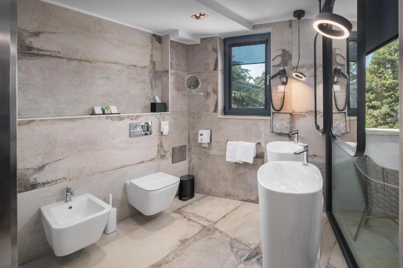 Superior Double Room with Balcony image 4
