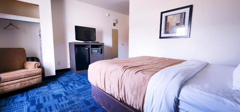 1 Queen Bed- Non-Smoking image 1