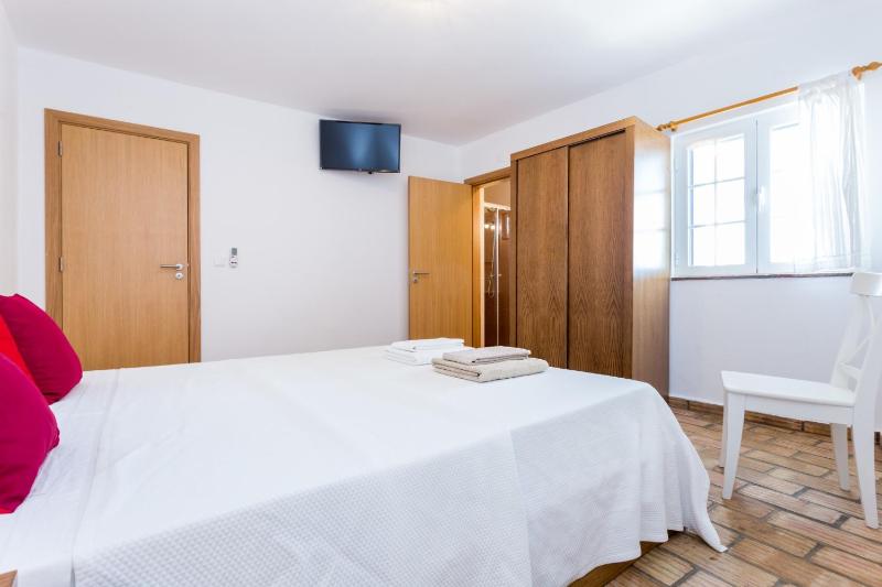 One-Bedroom Apartment image 2