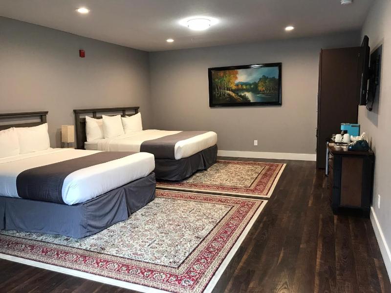 Deluxe King and Queen Room image 2
