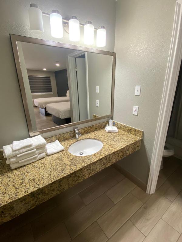 Double Queen Room image 3