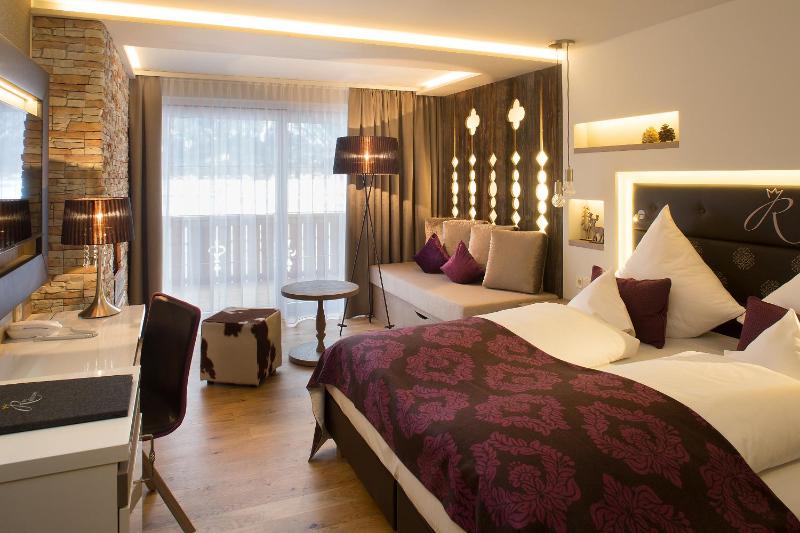 AlpenTraum Deluxe Double room image 1