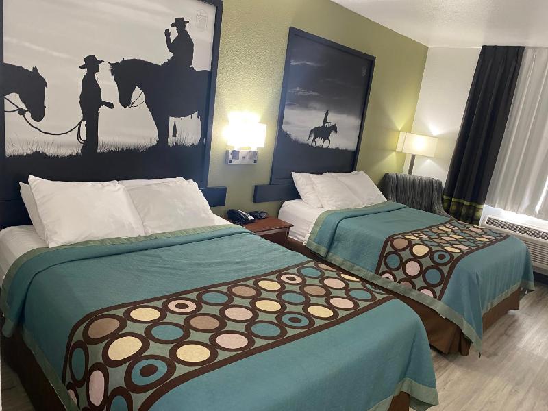 Queen Room with Two Queen Beds - Non-Smoking image 3