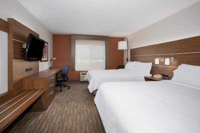 Standard Room with Two Queen Beds image 4