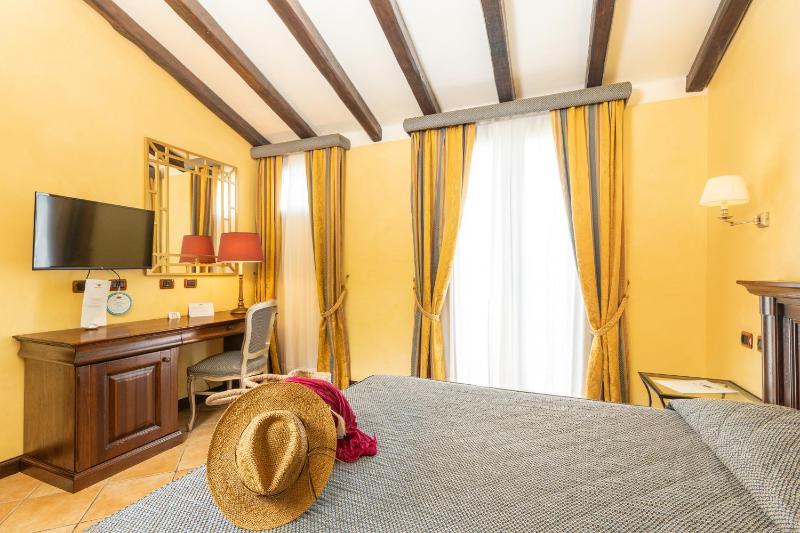 Superior Double or Twin Room image 4