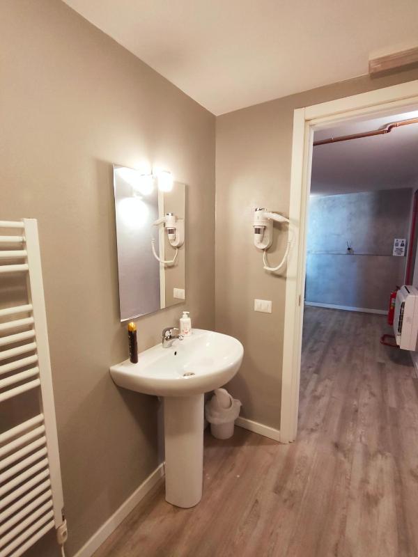 Twin Room with Private External Bathroom image 2