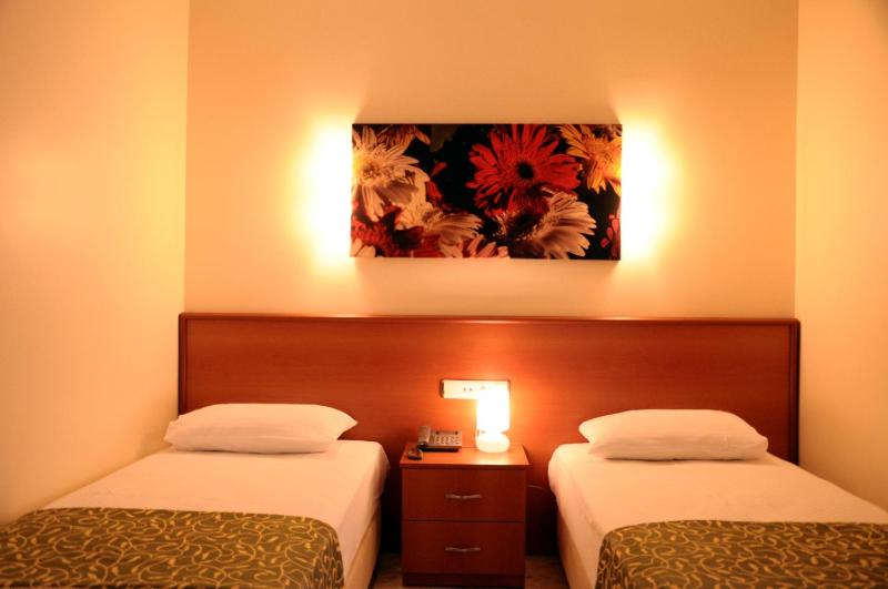 Standard Double or Twin Room with Garden View image 4