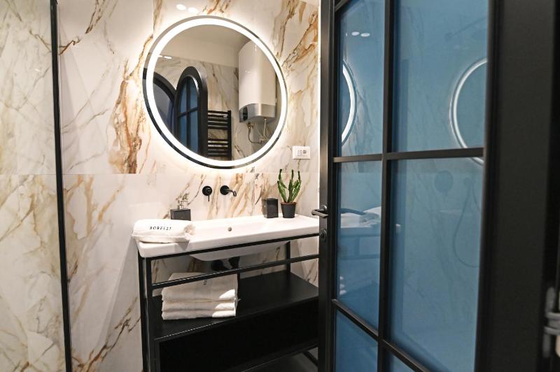 Superior King Room image 4