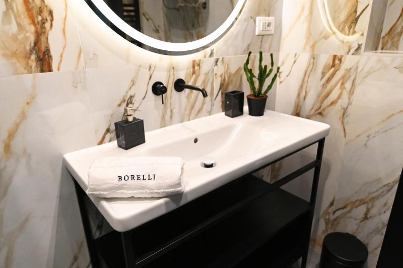 Superior King Suite image 4