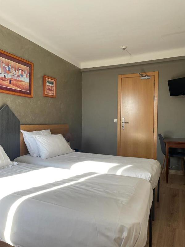 Superior Twin Room image 1