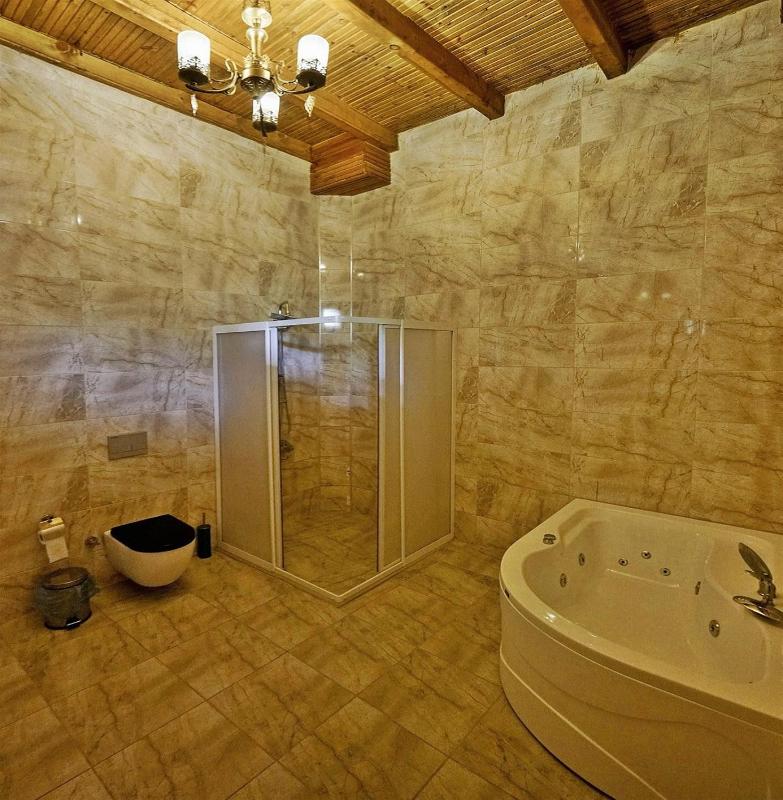 Deluxe Suite with Spa Bath image 2