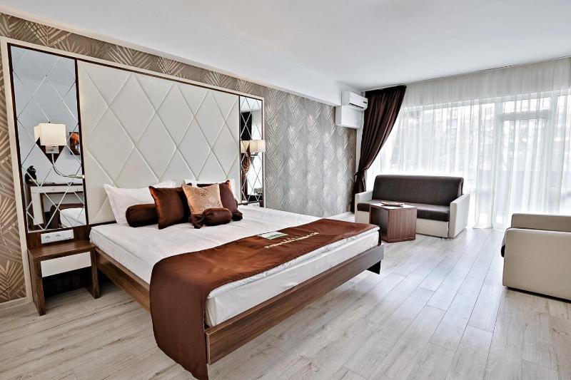 Deluxe Family Room with Balcony - Free Aquapark Access image 1