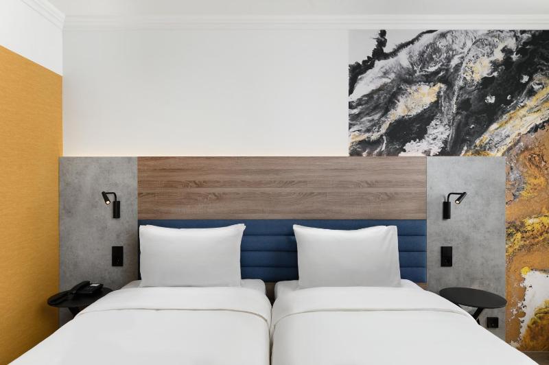 Premium Twin Room with City View ( newly refurbished ) image 4