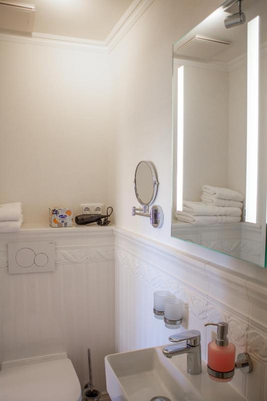 Economy Double Room image 3