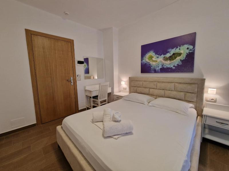 Deluxe Double Room image 4