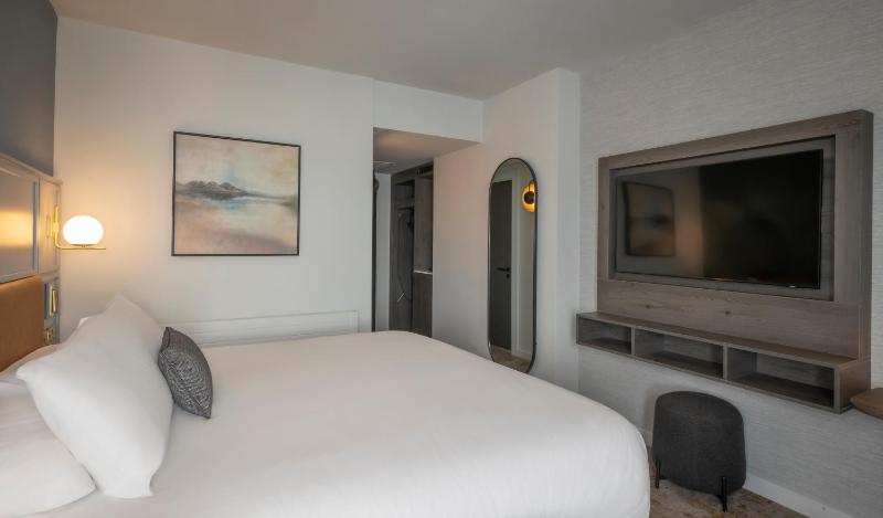 Standard Double Room image 4