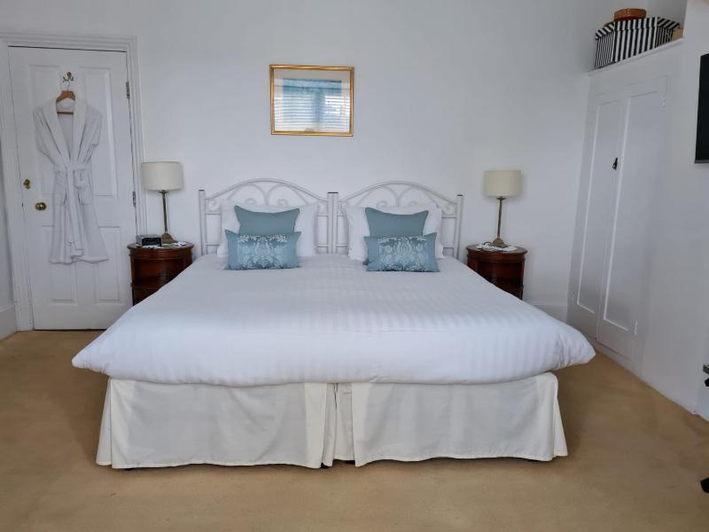 Twin Room with Private Bathroom image 4
