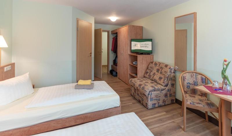 Twin Room image 4