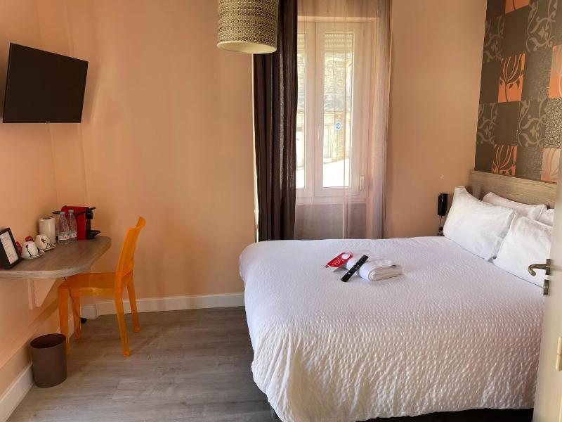 Double Room with Terrace image 4