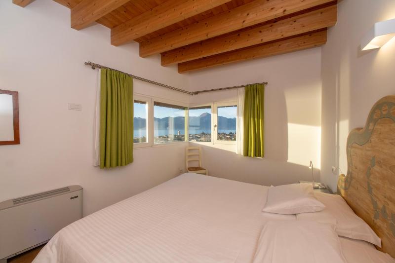 One-Bedroom Apartment with Balcony and Lake View image 1