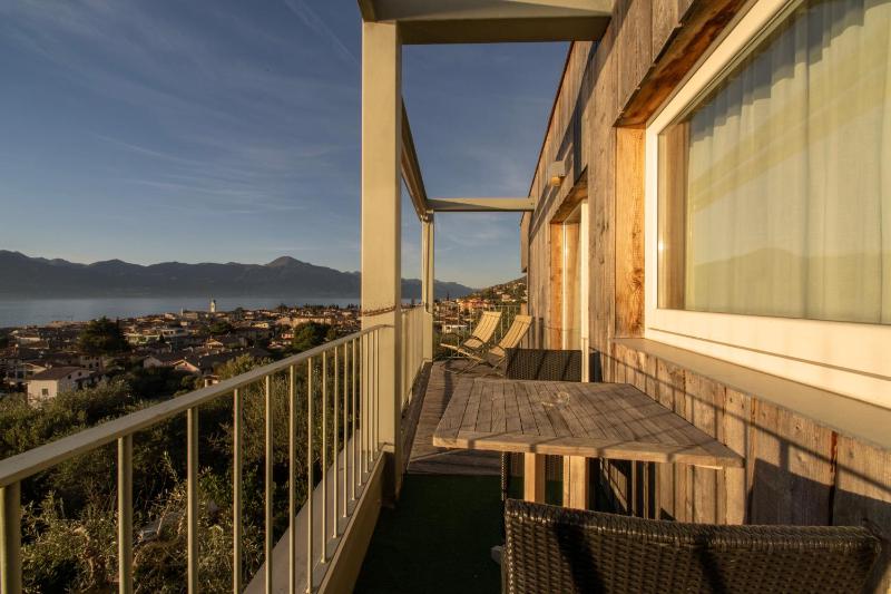 One-Bedroom Apartment with Balcony and Lake View image 3