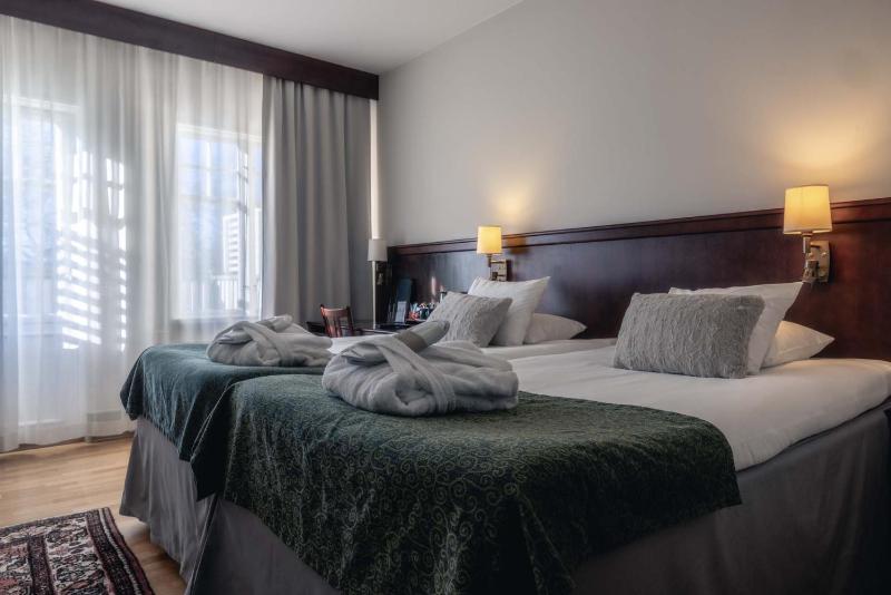 Superior Twin Room image 3