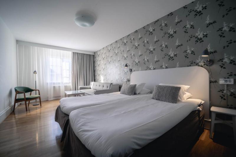 Standard Twin Room with additional Bed image 3