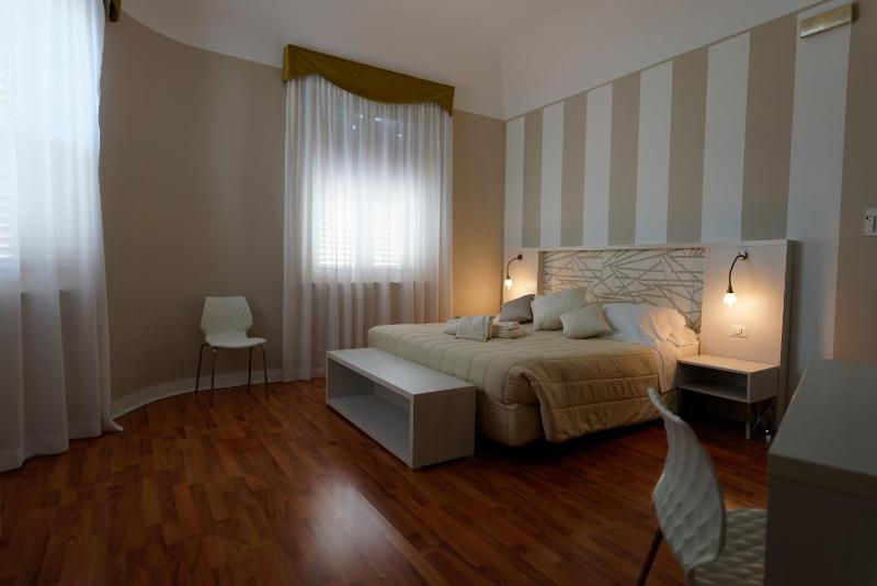 Economy Double Room image 3