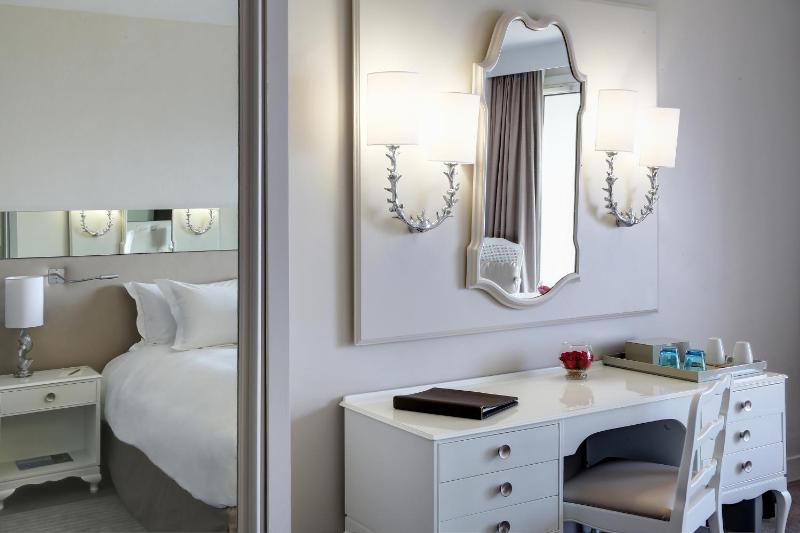 Deluxe room with 1 queen bed image 4