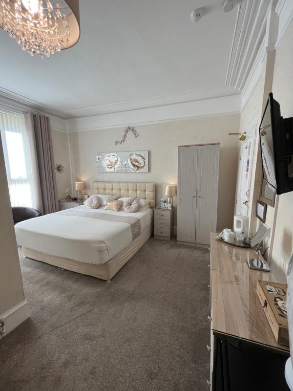 Superior King Room image 4
