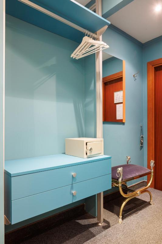 Small Single Room image 3