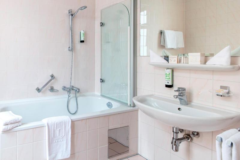 Standard Twin Room image 3