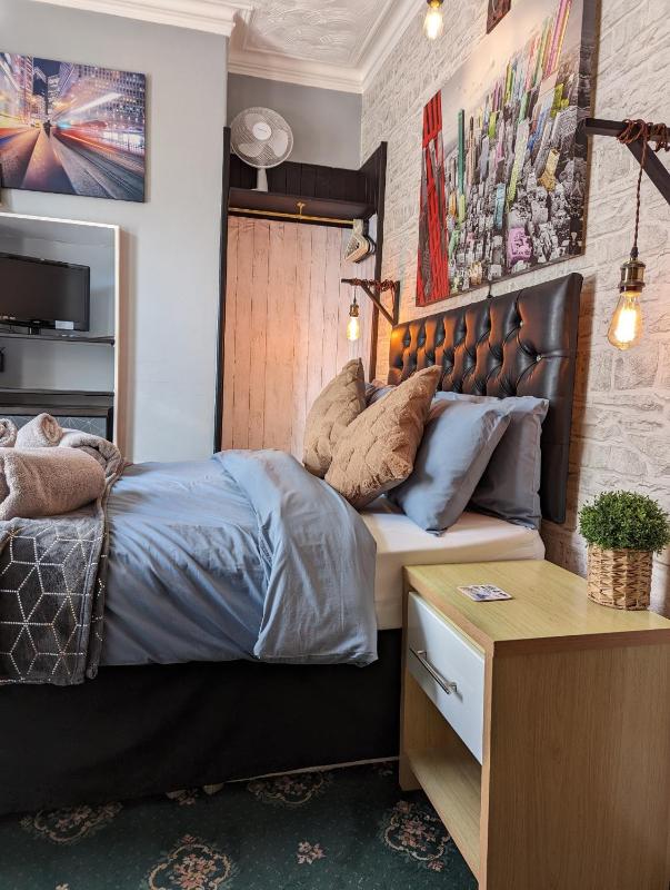 Standard Double Room image 4