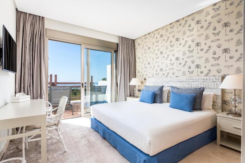 One-Bedroom Suite with Partial Sea View image 4
