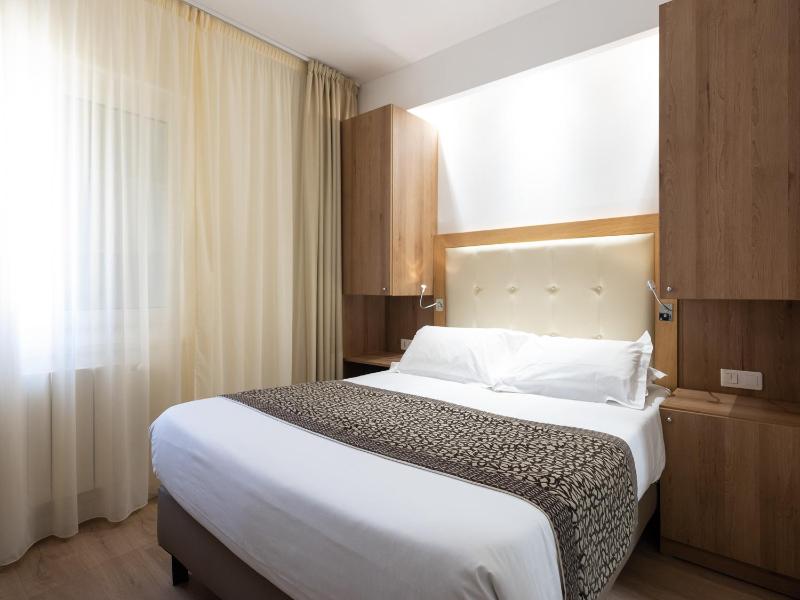 XS - Double Room with Courtyard View - First price Budget image 1