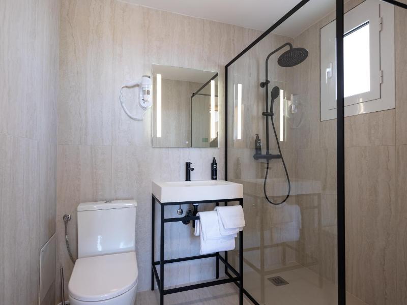 XS - Double Room with Courtyard View - First price Budget image 4