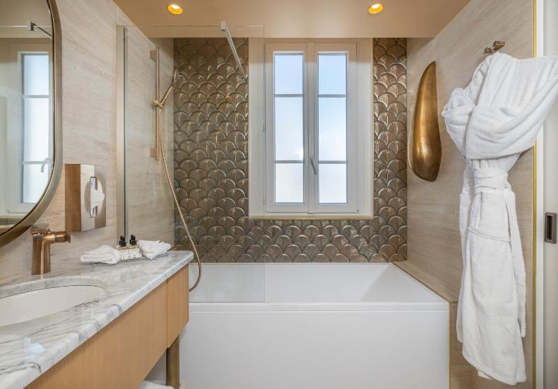 Deluxe Triple Room image 4