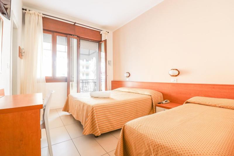 Triple Room with Pool View image 3