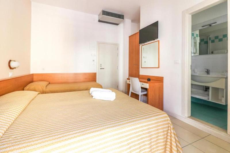 Triple Room with Pool View image 4
