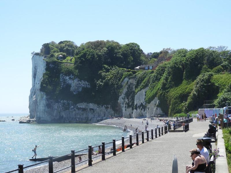 2 Bed Chalet St Margaret's at Cliffe South Coast Images