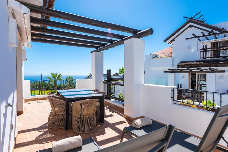 Two-Bedroom Suite with Partial Sea View image 1