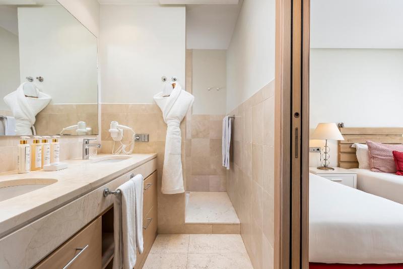 Three-Bedroom Suite with Sea View image 1