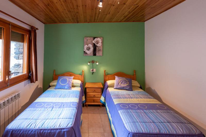 Twin Room with Private Bathroom image 2